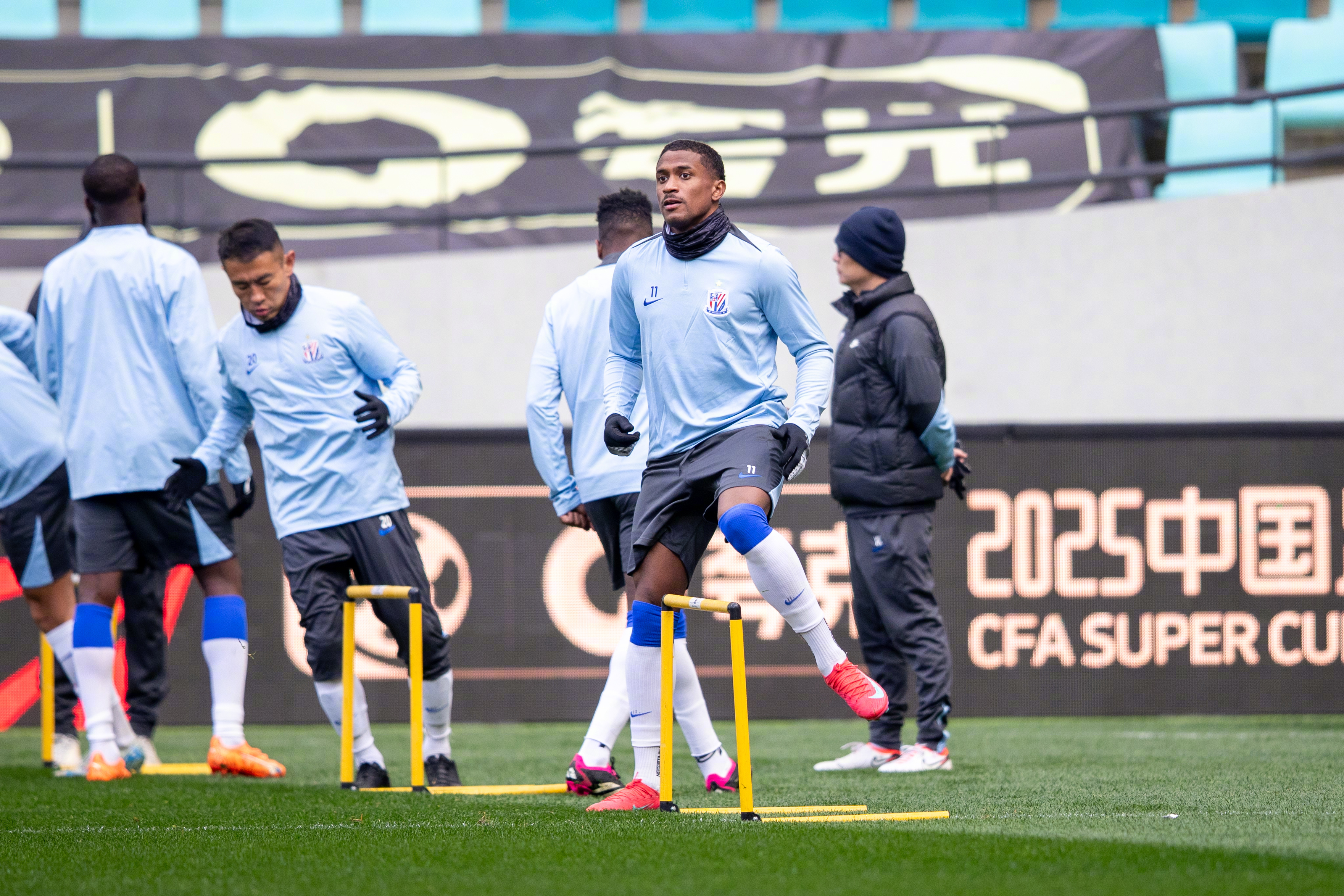 2025九游游戏排行榜关于转会期中超焦点战,上海海港状态回暖,压力陡增,更衣室氛围转暖的信息